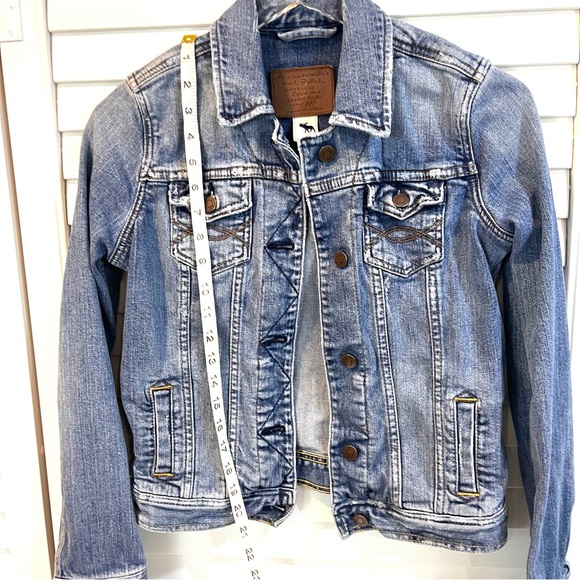 Abercrombie and Fitch Women’s distressed Jean Jacket - Picture 6 of 8